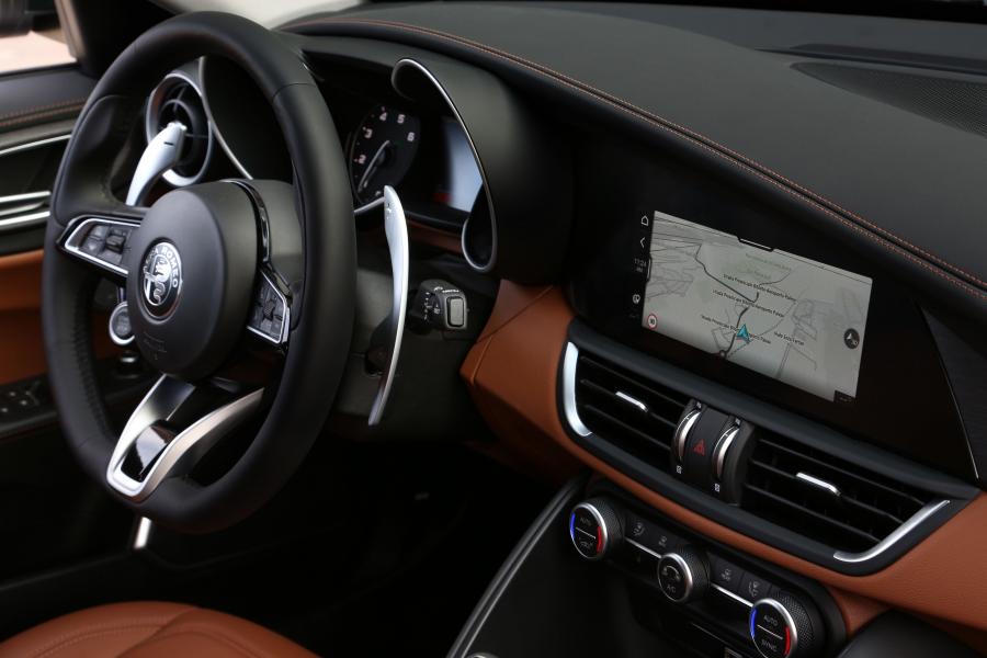 Детали интерьера Alfa Romeo Giulia Ti (952) 2019 года  (фото 9 из 32)